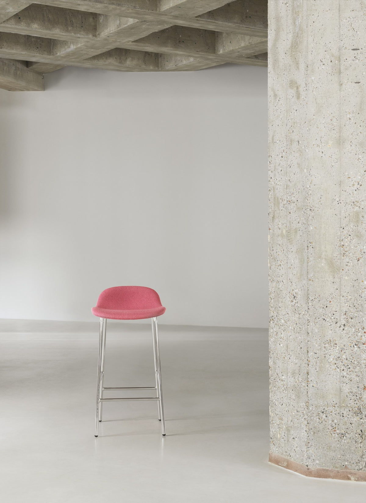 Form Barstuhl von Normann Copenhagen, Sitzhöhe 65 cm, gepolsterte Sitzschale, Beine aus Eiche natur, schlanke runde Silhouette.