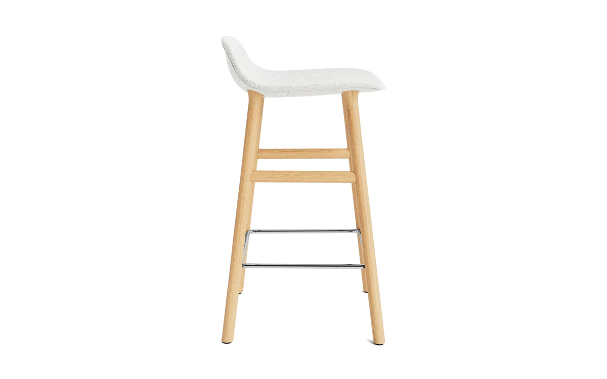 Form Barstuhl 65 cm gepolstert Eiche Hallingdal in Hallingdal 110 präsentiert im Onlineshop von KAQTU Design AG. Barstuhl ist von Normann Copenhagen