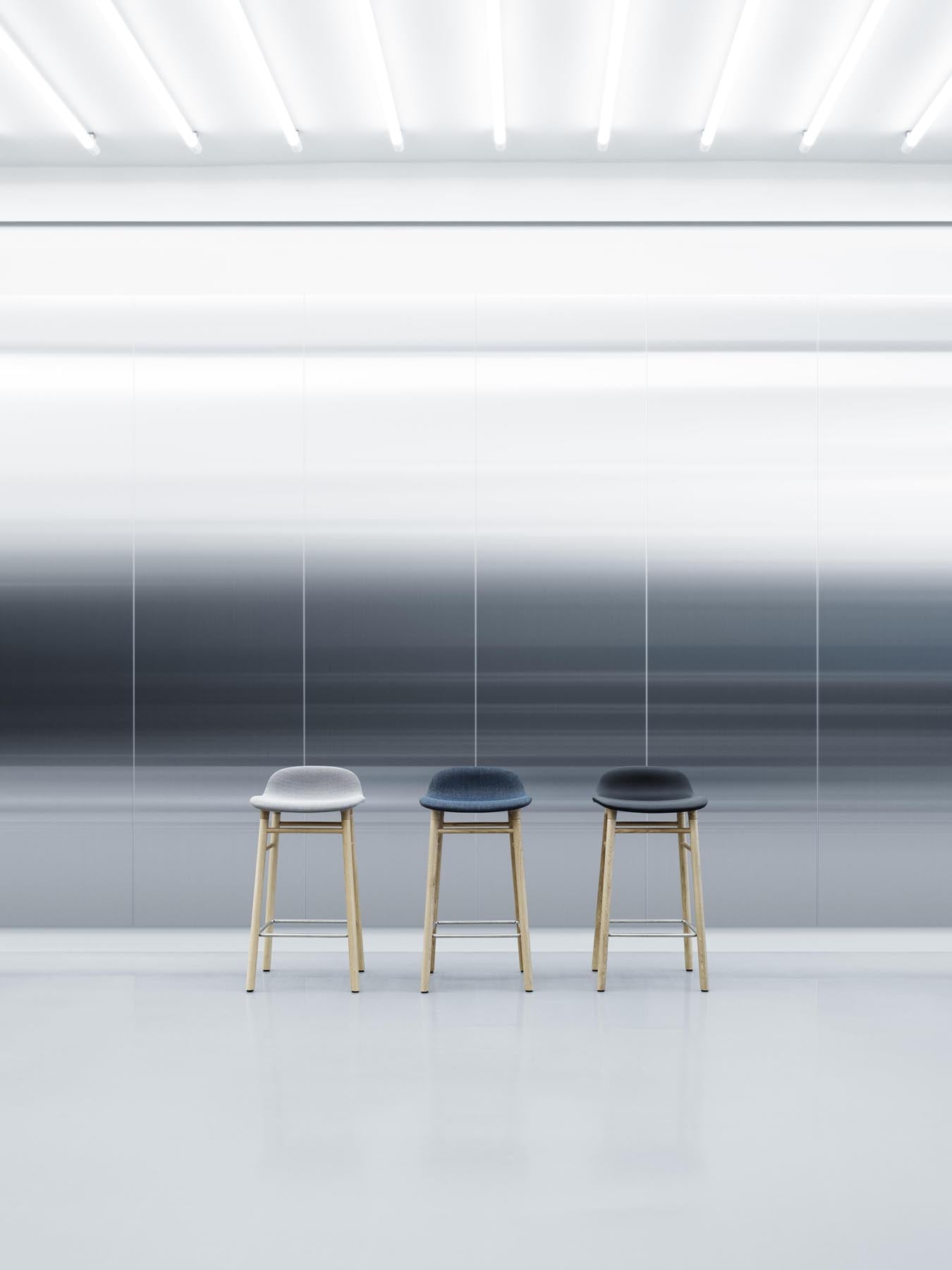 Der Form Barhocker von Normann Copenhagen vereint schlichtes Design, Funktion und Ästhetik. Handgefertigt mit Holz- oder Stahlrahmen und gepolstertem Sitz, bietet er über 40.000 Kombinationsmöglichkeiten mit hochwertigen Stoffen und Leder.