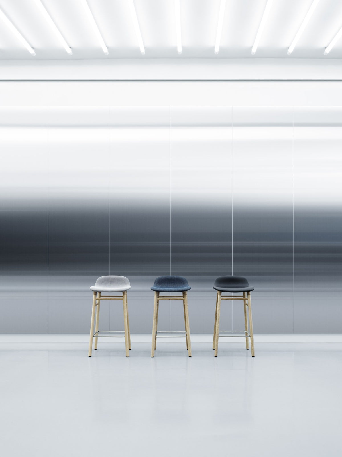 Form Barstuhl von Normann Copenhagen mit gepolsterter Sitzschale, Gewebebezug und Beinen aus schwarzer Eiche, Sitzhöhe 65 cm.