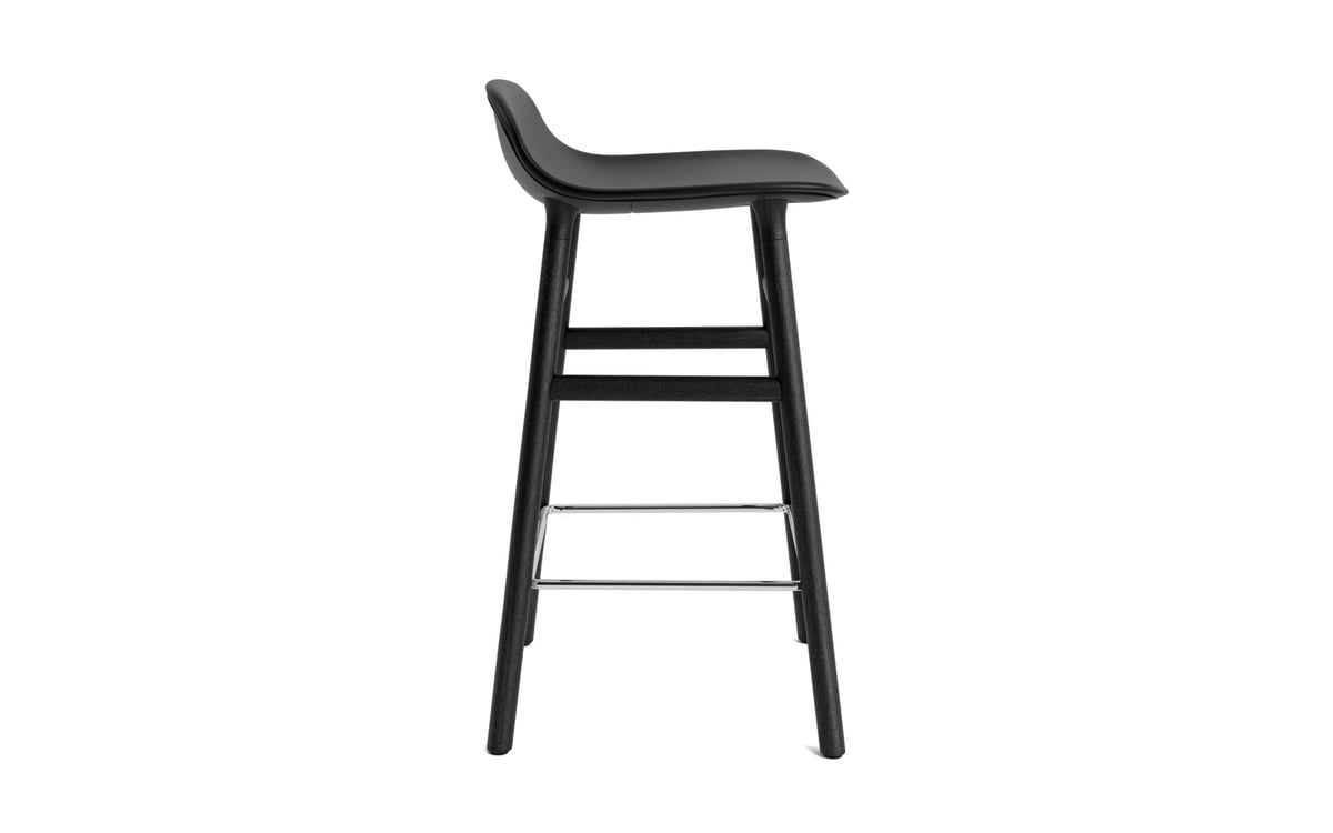 Form Barstuhl 65 cm gepolstert schwarzes Eiche Ultra Leder in Ultra 41599 präsentiert im Onlineshop von KAQTU Design AG. Barstuhl ist von Normann Copenhagen