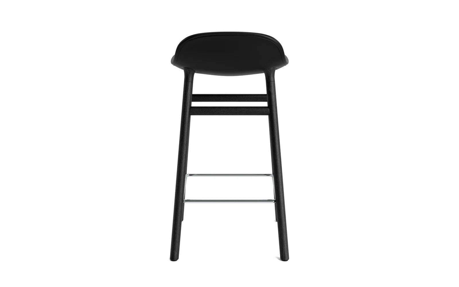 Der Form Barhocker von Normann Copenhagen vereint schlichtes Design, Funktion und Ästhetik. Handgefertigt mit Holz- oder Stahlrahmen und gepolstertem Sitz, bietet er über 40.000 Kombinationsmöglichkeiten mit hochwertigen Stoffen und Leder.