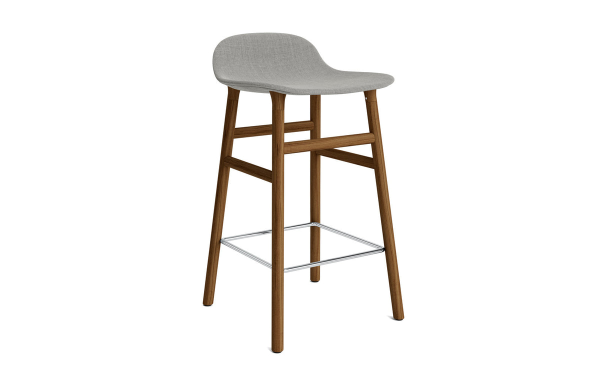 Form Barstuhl 65 cm gepolstert Walnuss Remix in Remix 133 präsentiert im Onlineshop von KAQTU Design AG. Barstuhl ist von Normann Copenhagen