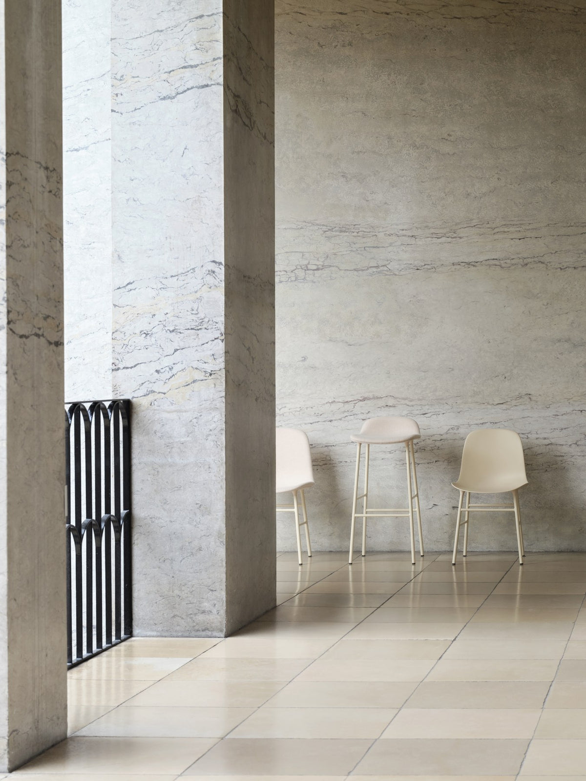 Form Barstuhl von Normann Copenhagen in Grau, gepolsterte Sitzschale, Chrom-Gestell mit vier Beinen, Sitzhöhe 65 cm.