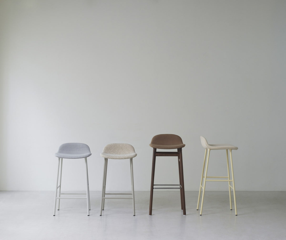Form Barstuhl von Normann Copenhagen in Grau, gepolsterte Sitzschale, Chrom-Gestell mit vier Beinen, Sitzhöhe 65 cm.