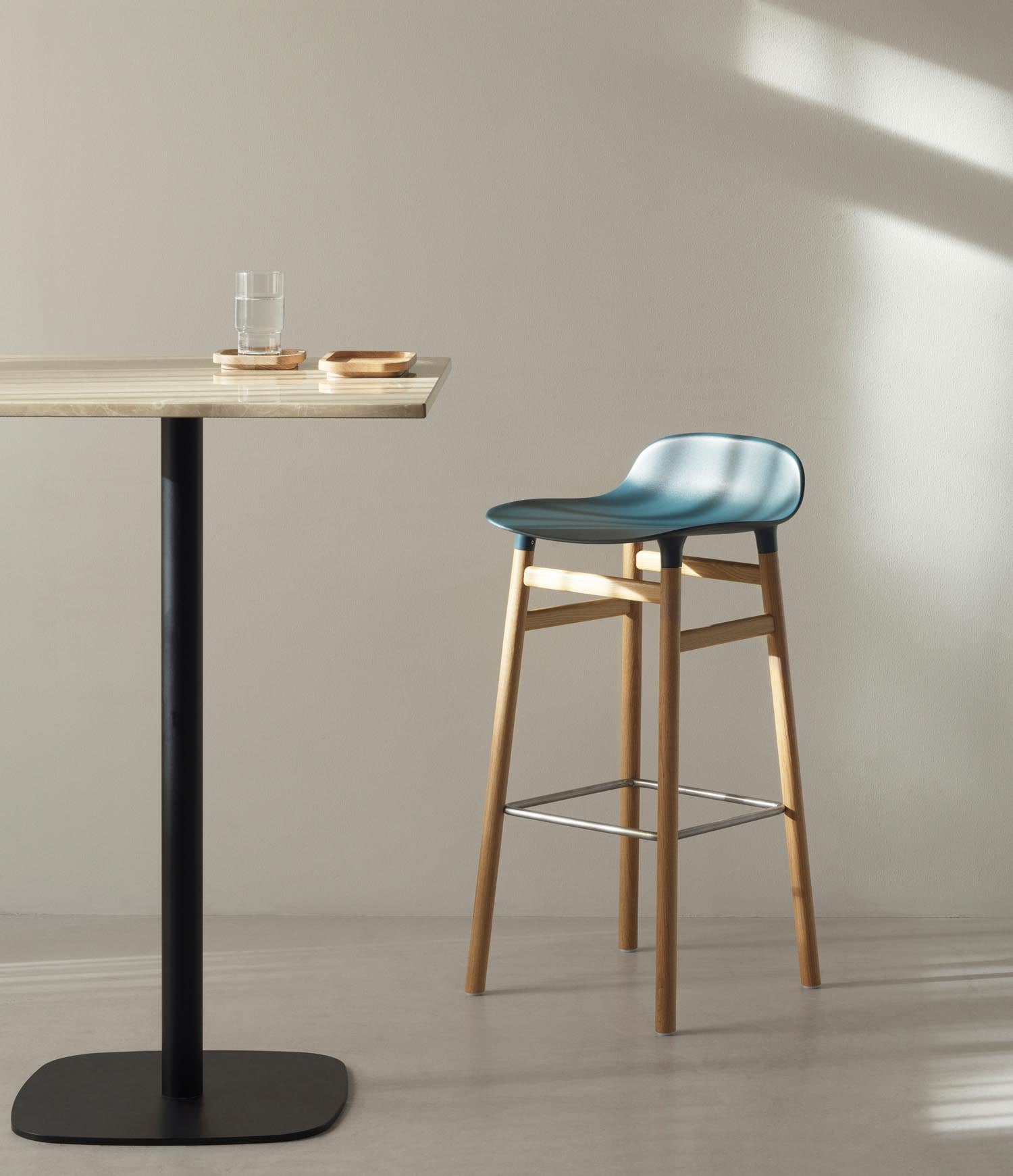 Stilvoller 75 cm Barhocker von Normann Copenhagen, bequem gepolstert.