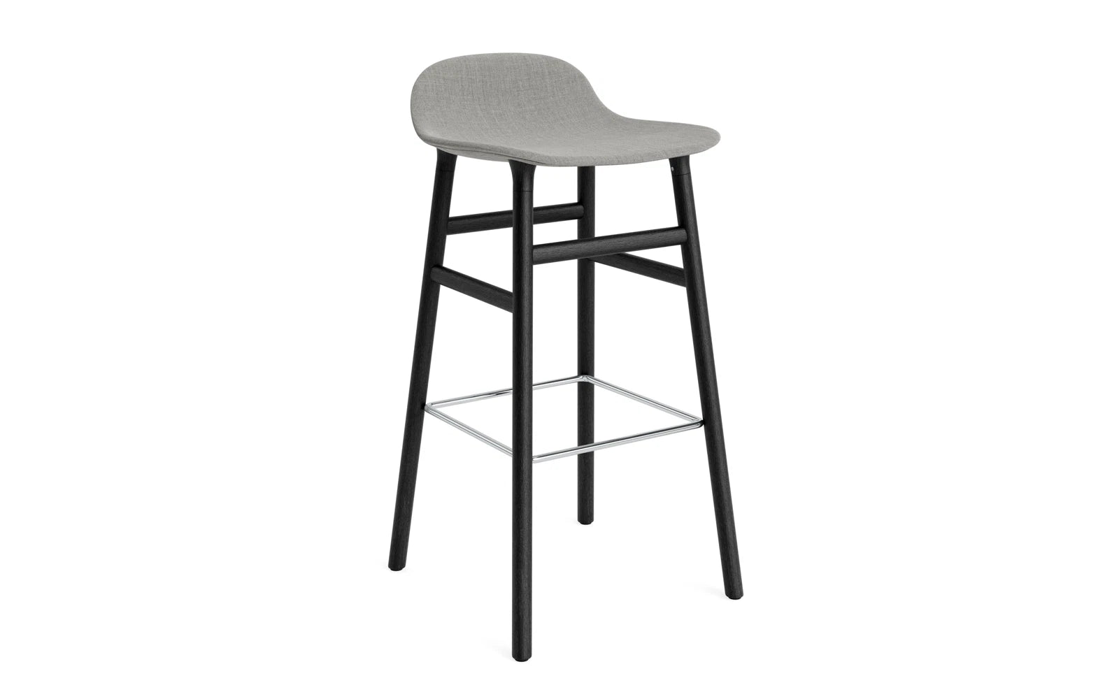 Der Form Barhocker von Normann Copenhagen vereint schlichtes Design, Funktion und Ästhetik. Handgefertigt mit Holz- oder Stahlrahmen und gepolstertem Sitz, bietet er über 40.000 Kombinationsmöglichkeiten mit hochwertigen Stoffen und Leder.