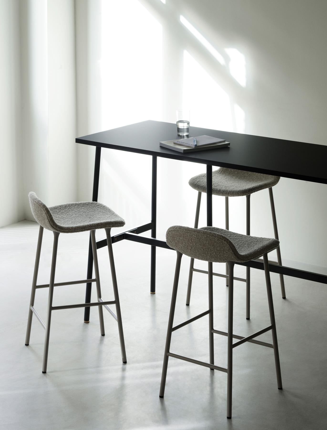 Der Form Barhocker von Normann Copenhagen vereint schlichtes Design, Funktion und Ästhetik. Handgefertigt mit Holz- oder Stahlrahmen und gepolstertem Sitz, bietet er über 40.000 Kombinationsmöglichkeiten mit hochwertigen Stoffen und Leder.