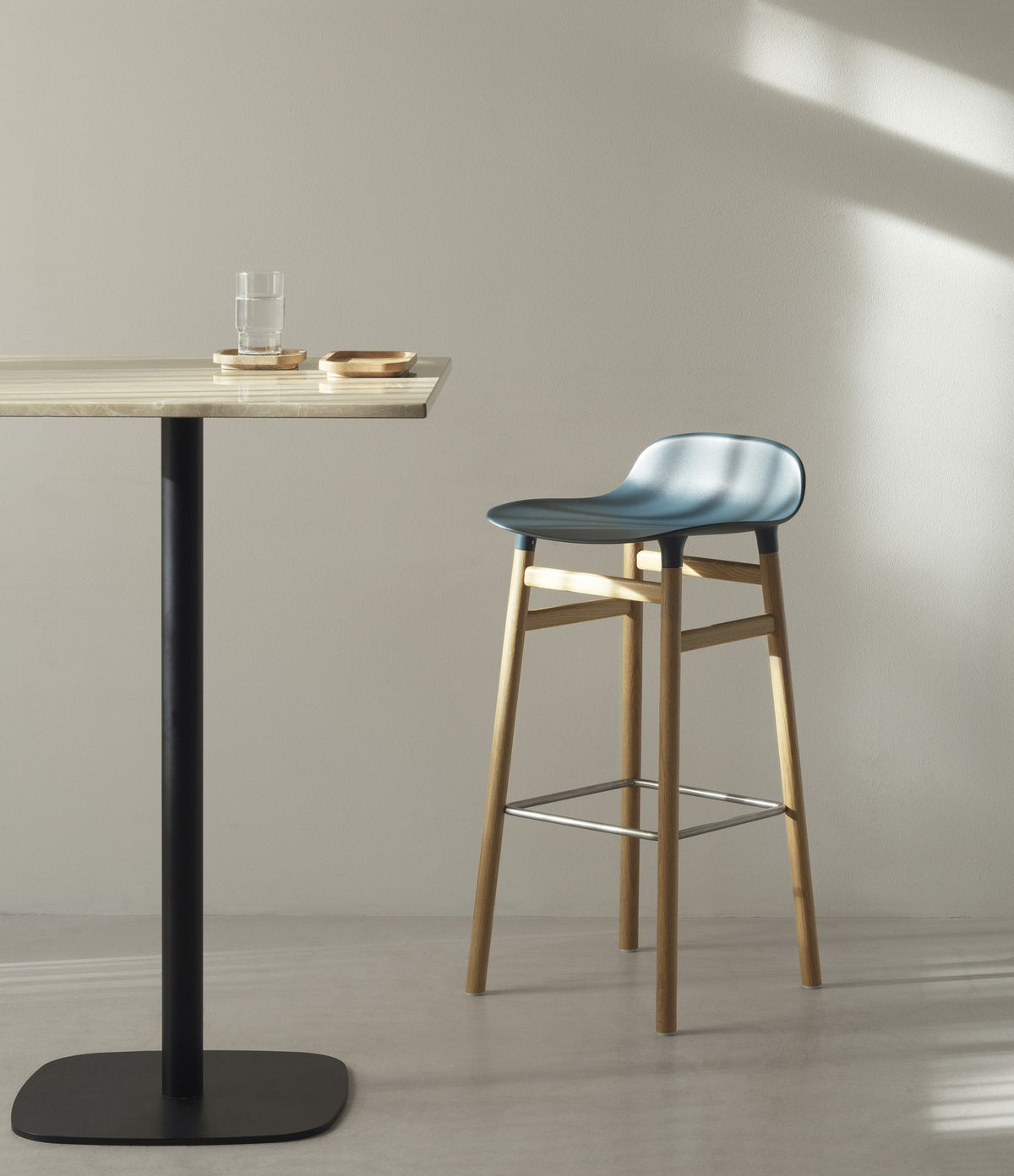 Form Barstuhl von Normann Copenhagen mit gepolsterter Sitzschale, Beinen aus schwarzer Eiche und schlanker, runder Formgebung.