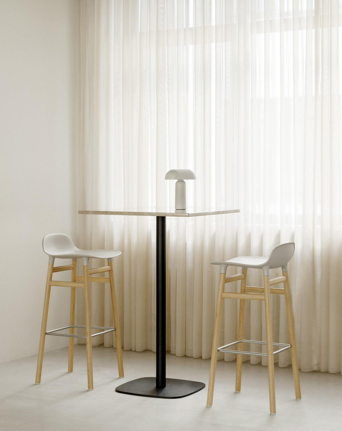 Form Barstuhl von Normann Copenhagen mit gepolsterter Sitzschale, Beinen aus schwarzer Eiche und schlanker, runder Formgebung.