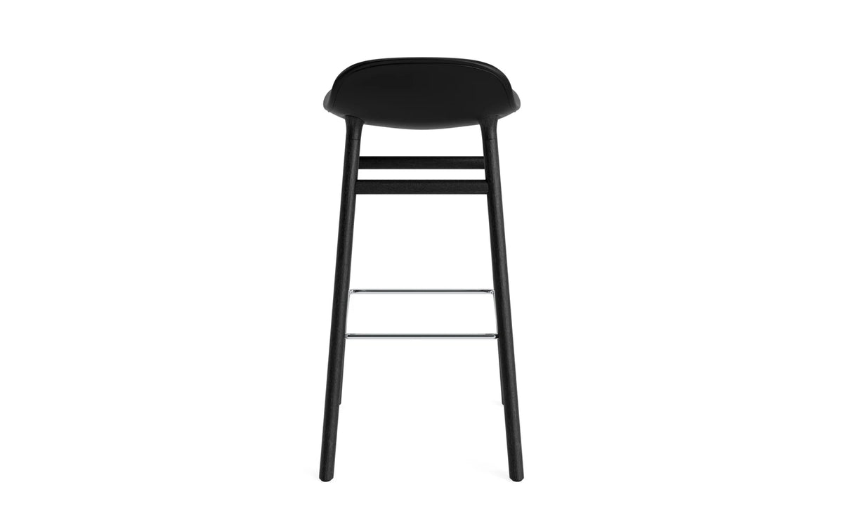 Form Barstuhl 75 cm gepolstert schwarzes Eiche Ultra Leder in Ultra 41599 präsentiert im Onlineshop von KAQTU Design AG. Barstuhl ist von Normann Copenhagen
