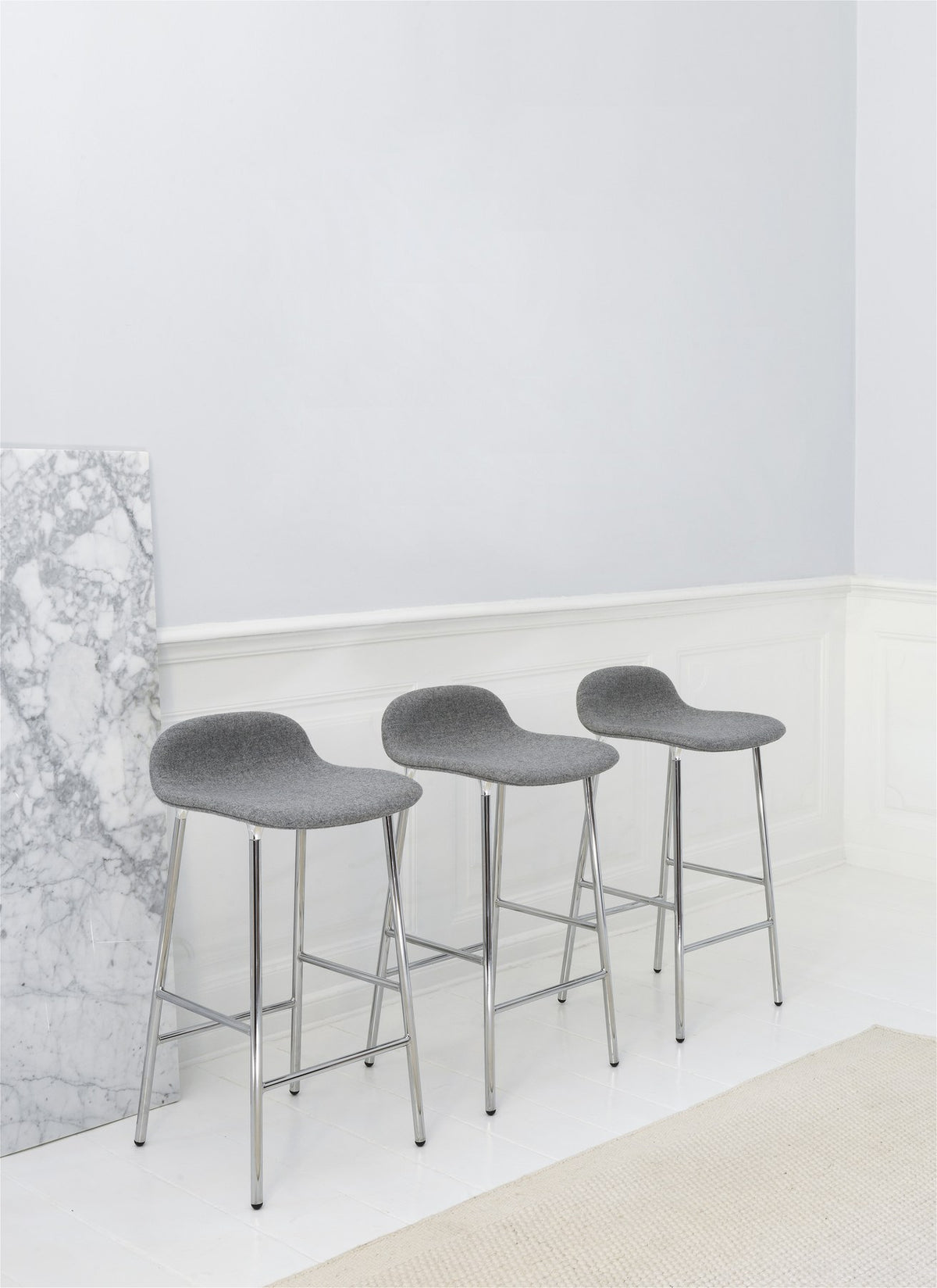 Form Barstuhl 75 cm von Normann Copenhagen, beige gepolstert, Sitzschale aus Polypropylen mit PU-Schaum auf Gestell aus pulverbeschichtetem Stahl.