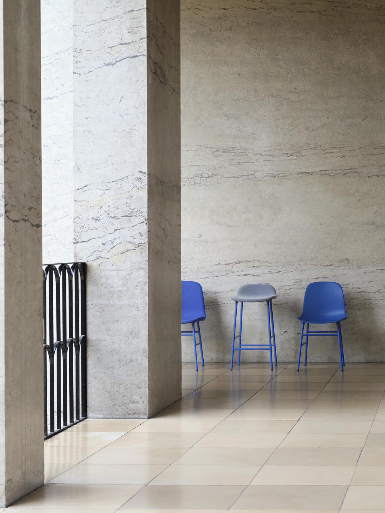 Form Barstuhl 75 cm gepolstert Stahl blau Ultra in Ultra 41599 präsentiert im Onlineshop von KAQTU Design AG. Barstuhl ist von Normann Copenhagen