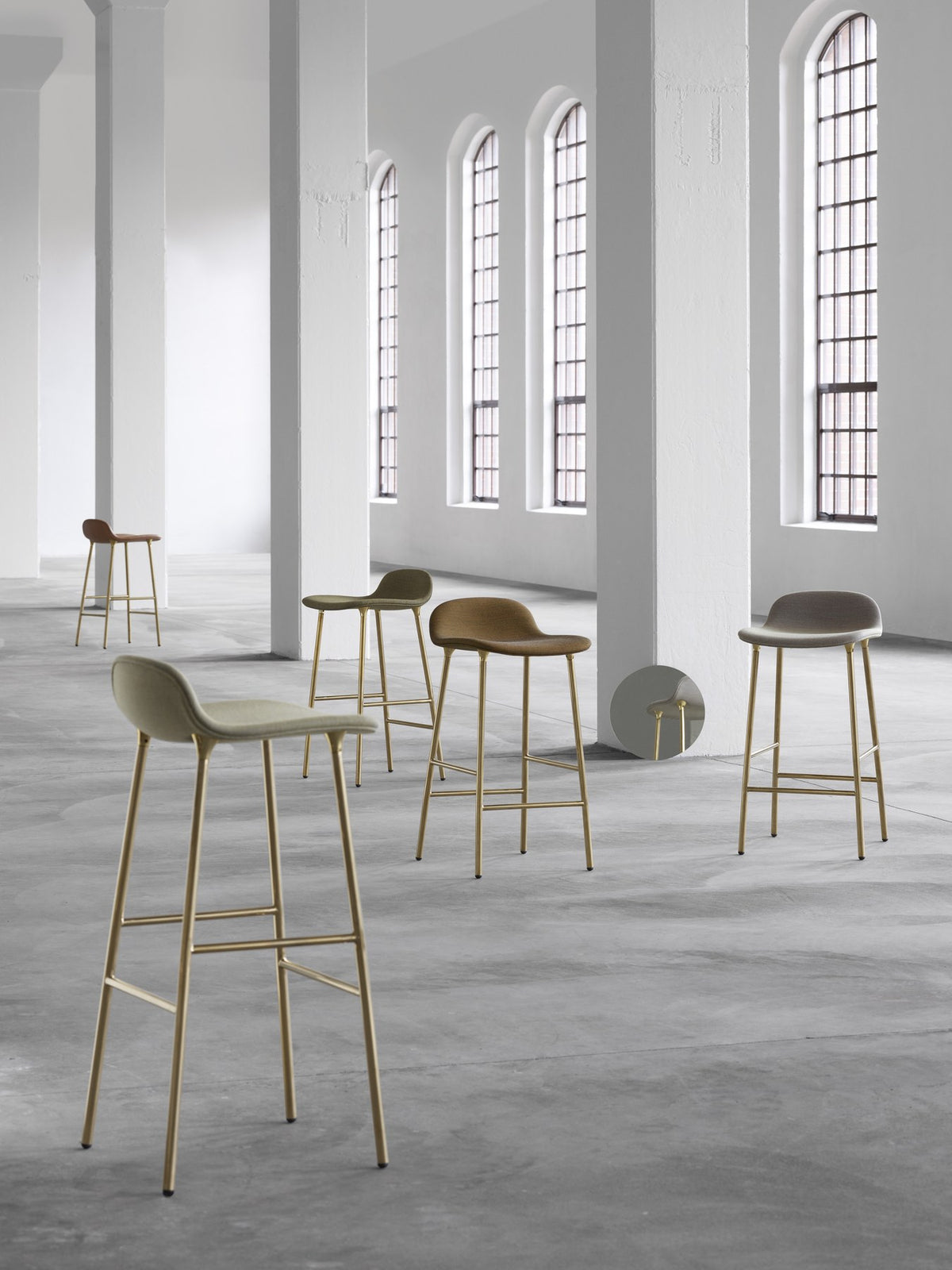 Form Barstuhl 75 cm von Normann Copenhagen in Grau, gepolsterte Sitzschale mit Beinen aus Messing, Sitzhöhe 75 cm.
