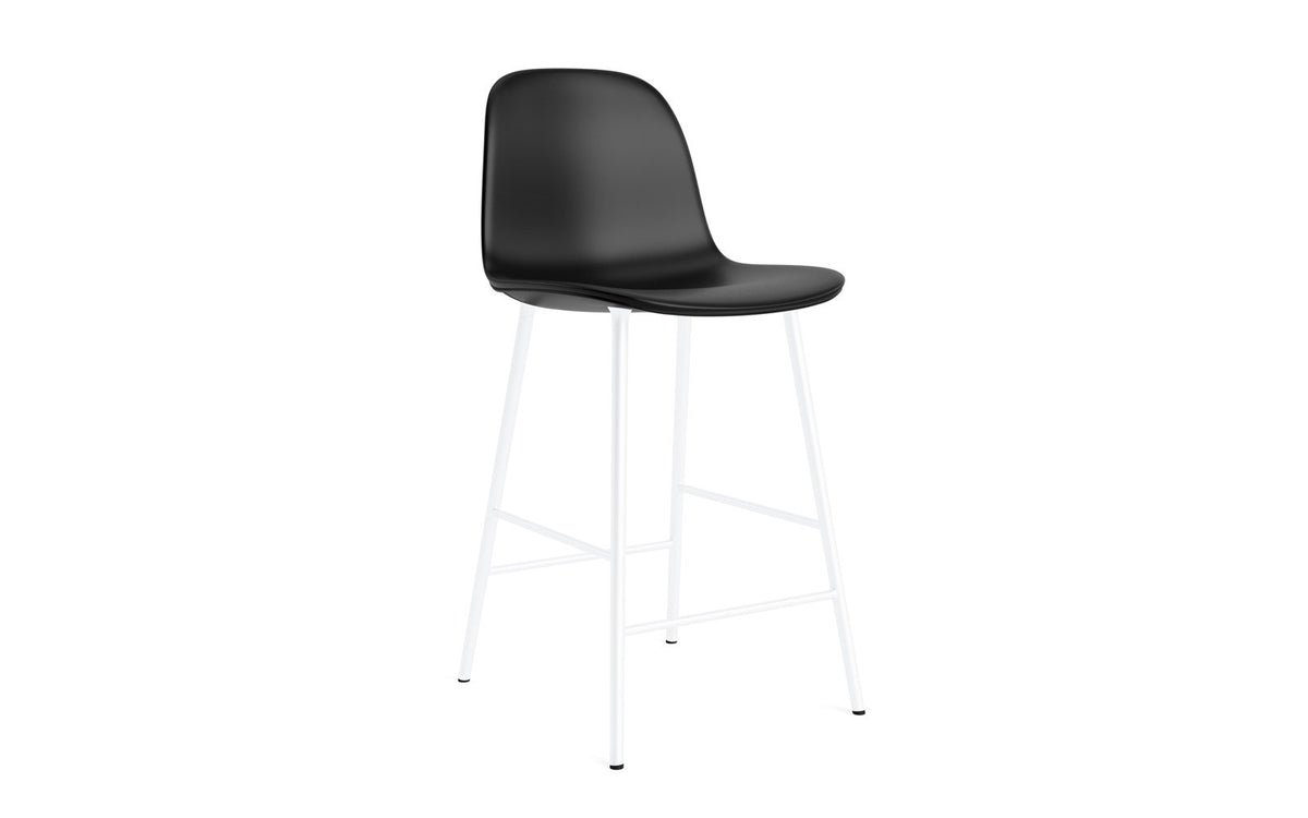 Form Barstuhl 65 cm gepolstert Weiss stahl/Ultra leder in Ultra 41599 präsentiert im Onlineshop von KAQTU Design AG. Barstuhl ist von Normann Copenhagen
