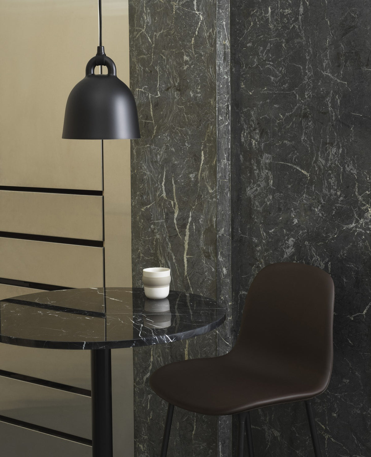 Grauer Barstuhl Form von Normann Copenhagen mit gepolsterter Sitzschale, Stahlbeinen und Sitzhöhe 65 cm.