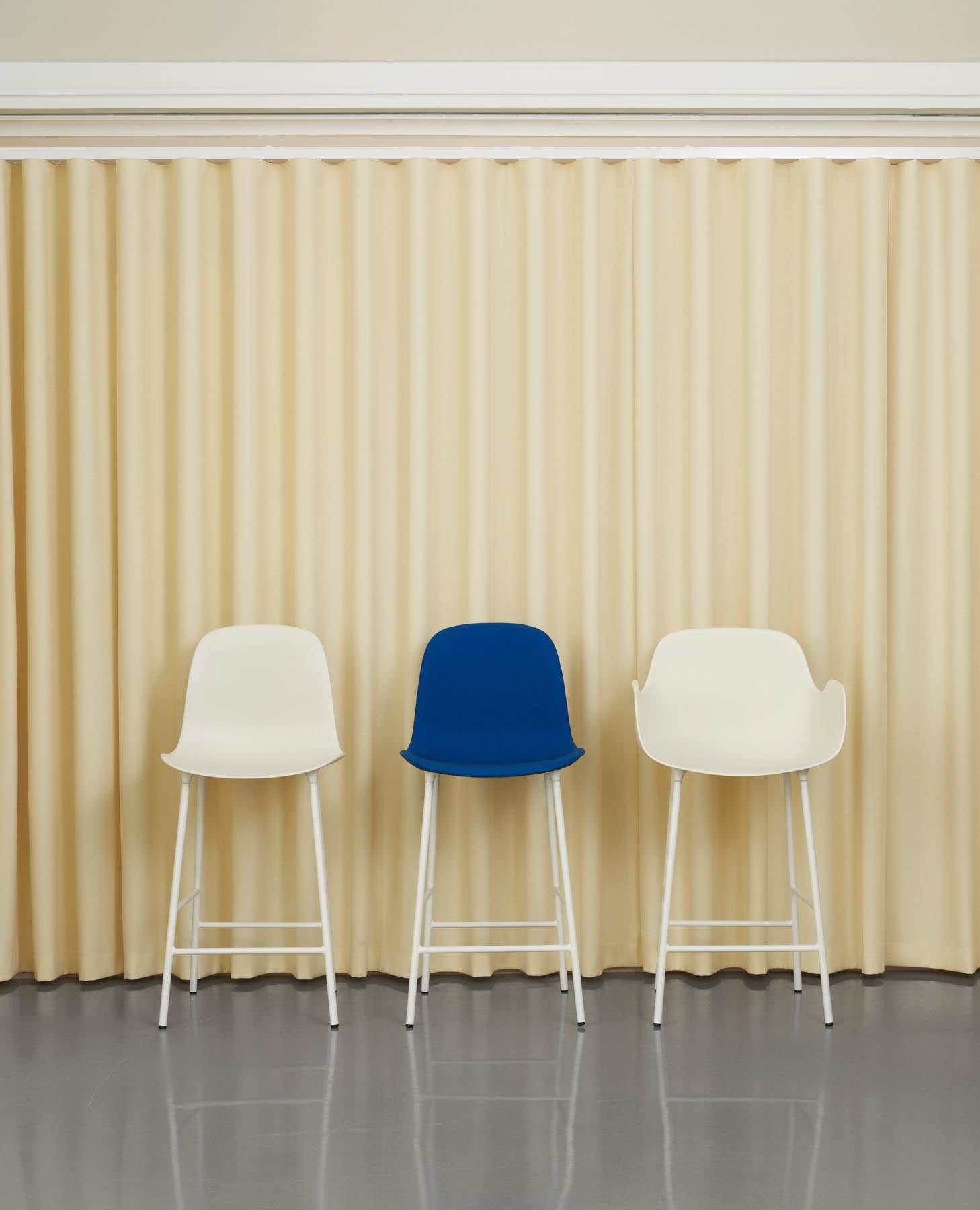 Form Barstuhl 65 cm gepolstert Blau Stahl Hallingdal in Hallingdal 110 präsentiert im Onlineshop von KAQTU Design AG. Barstuhl ist von Normann Copenhagen