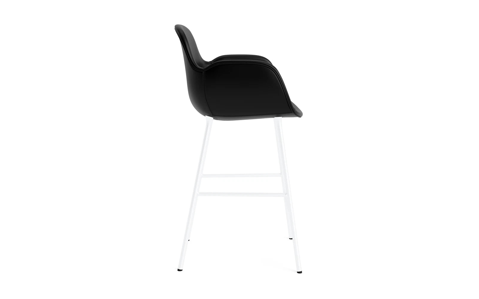 Form Barstuhl mit Armlehne 65 cm gepolstert Weiss Stahl/Ultra leder in Ultra 41599 präsentiert im Onlineshop von KAQTU Design AG. Barstuhl ist von Normann Copenhagen