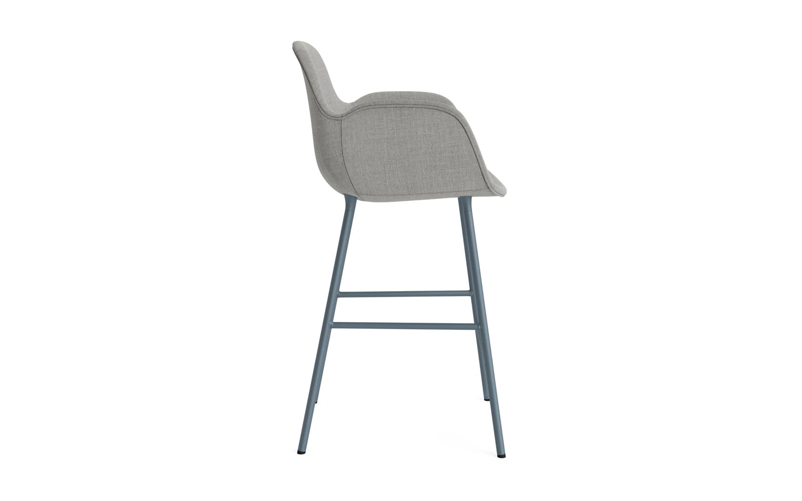 Form Barstuhl mit Armlehne 65 cm gepolstert Blau Stahl/Remix in Remix 133 präsentiert im Onlineshop von KAQTU Design AG. Barstuhl ist von Normann Copenhagen