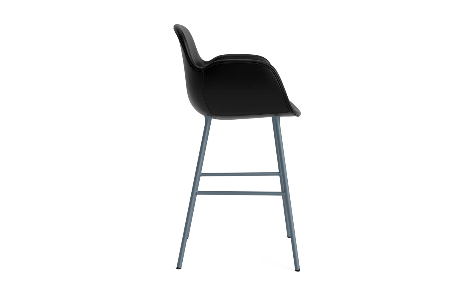 Form Barstuhl mit Armlehne 65 cm gepolstert blau Stahl/Ultra leder in Ultra 41599 präsentiert im Onlineshop von KAQTU Design AG. Barstuhl ist von Normann Copenhagen