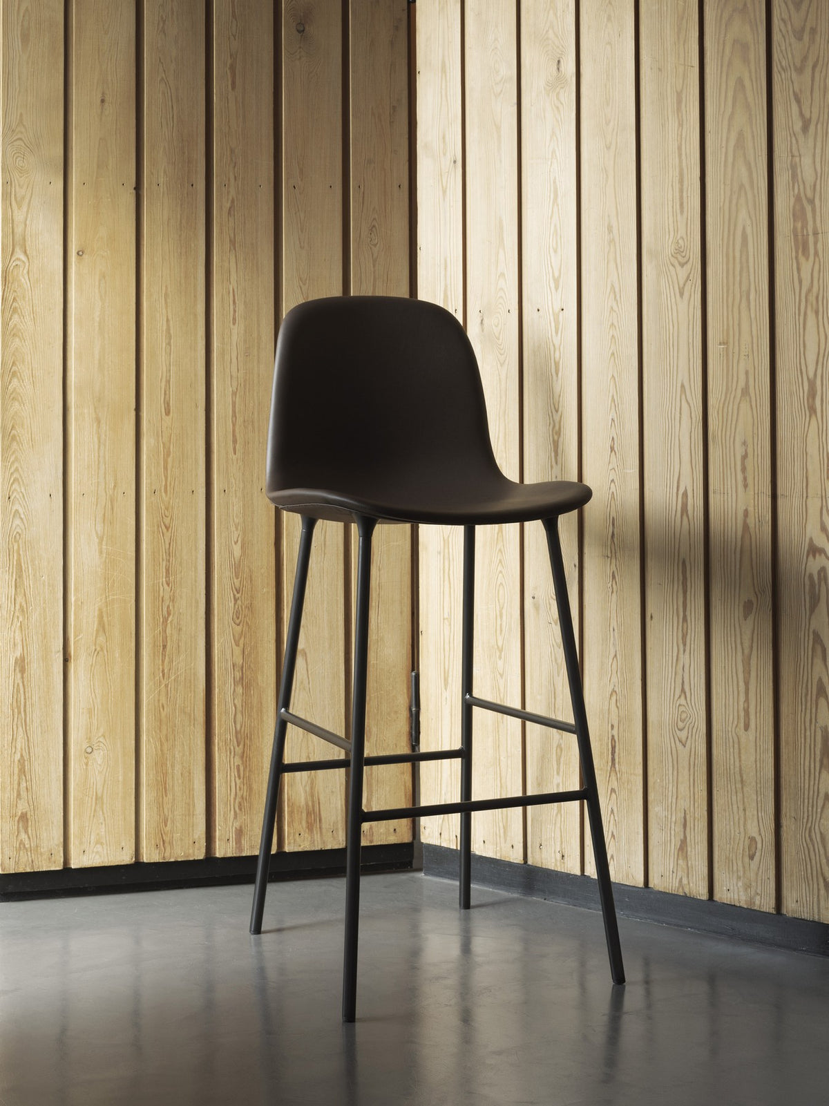 Form Barstuhl 75 cm von Normann Copenhagen, beige gepolstert, Sitzschale aus Polypropylen mit PU-Schaum auf Gestell aus pulverbeschichtetem Stahl.