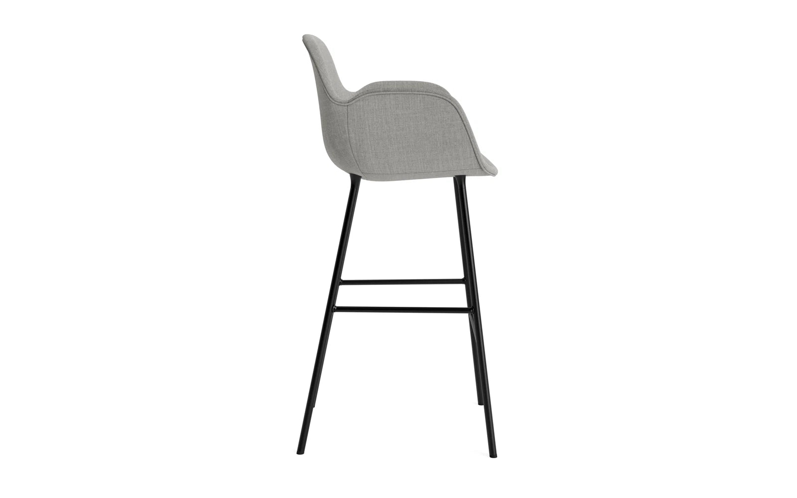Form Barstuhl mit Armlehne 75 cm gepolstert schwarzes Stahl/Remix in Remix 133 präsentiert im Onlineshop von KAQTU Design AG. Barstuhl ist von Normann Copenhagen