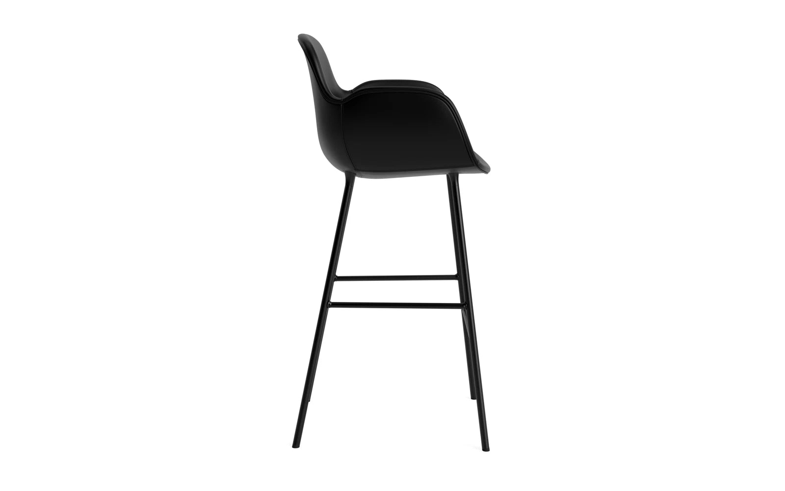 Form Barstuhl mit Armlehne 75 cm gepolstert schwarzes Stahl/Ultra leder in Ultra 41599 präsentiert im Onlineshop von KAQTU Design AG. Barstuhl ist von Normann Copenhagen