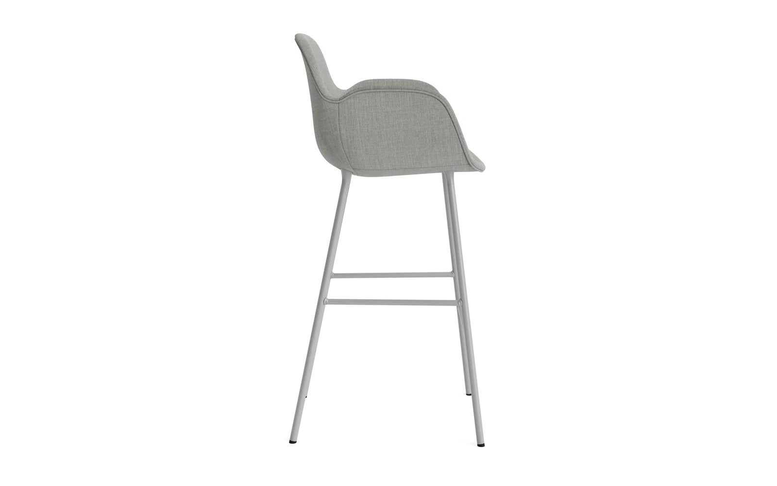 Form Barstuhl mit Armlehne 75 cm gepolstert Grau Stahl/Remix in Remix 133 präsentiert im Onlineshop von KAQTU Design AG. Barstuhl ist von Normann Copenhagen