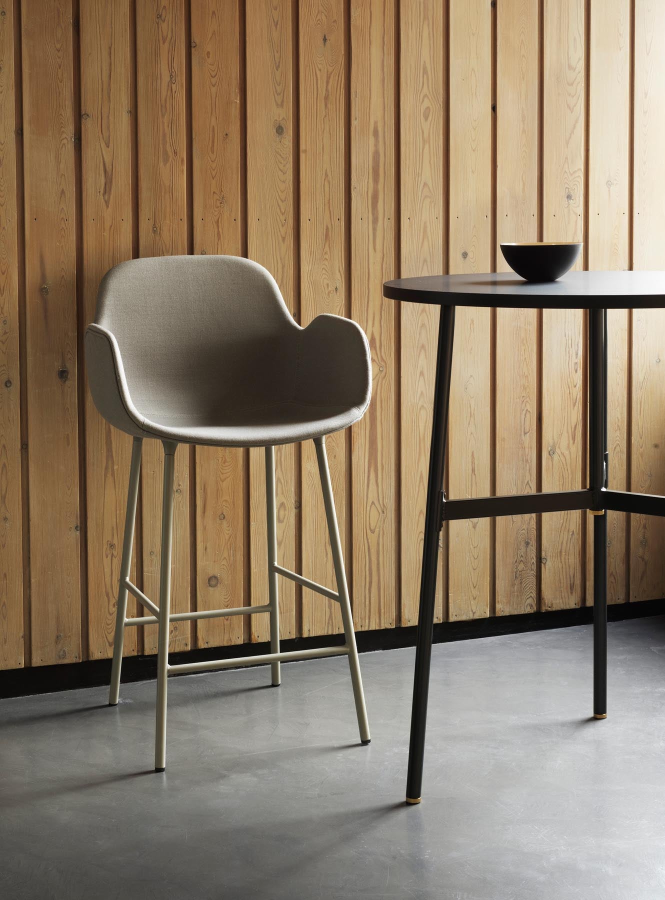 Form Barstuhl mit Armlehne 75 cm gepolstert Grau Stahl Hallingdal in Hallingdal 110 präsentiert im Onlineshop von KAQTU Design AG. Barstuhl ist von Normann Copenhagen