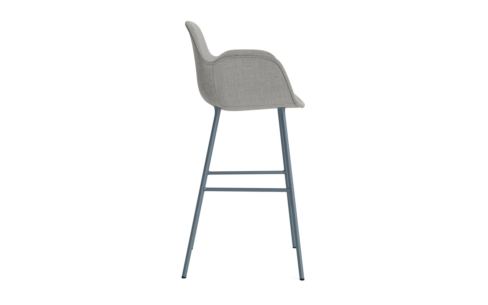 Form Barstuhl mit Armlehne 75 cm gepolstert Blau Stahl/Remix in Remix 133 präsentiert im Onlineshop von KAQTU Design AG. Barstuhl ist von Normann Copenhagen