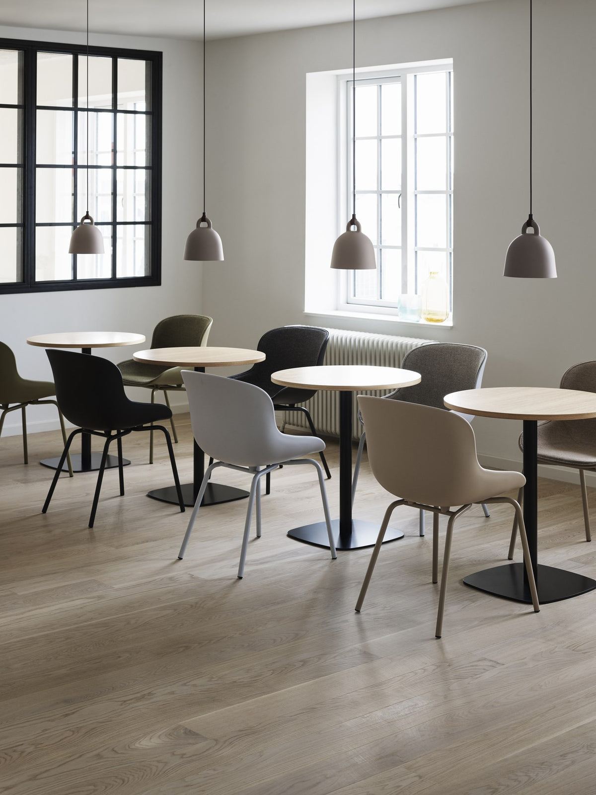 Hyg Stuhl von Normann Copenhagen in Weiss, Schale aus Polypropylen mit Frontpolster, montiert auf Holzgestell, organisch geschwungene Form.