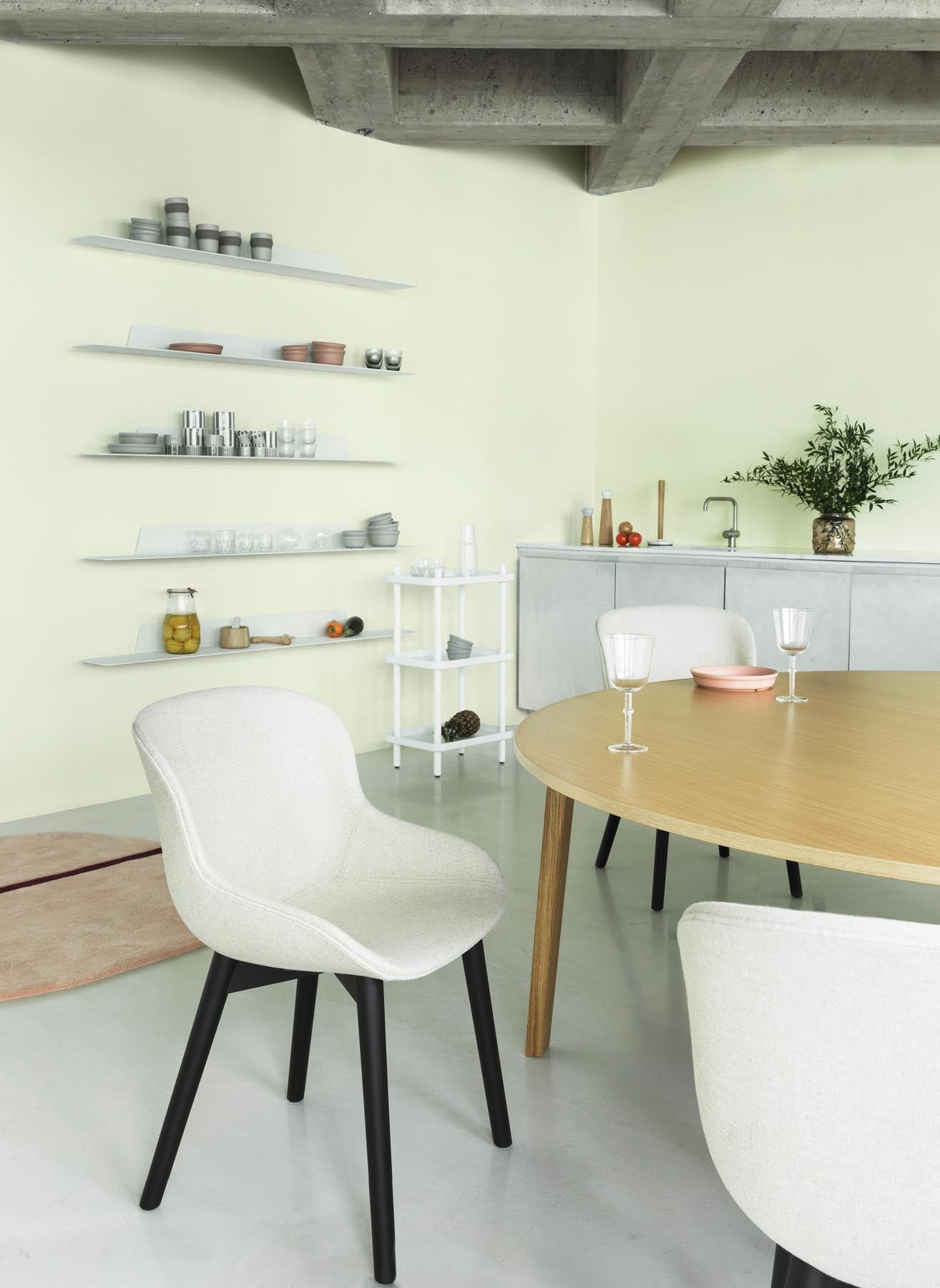 Hyg Stuhl Polster Schwarze Eiche Olive/Hallingdal in Hallingdal 110 präsentiert im Onlineshop von KAQTU Design AG. Stuhl ist von Normann Copenhagen