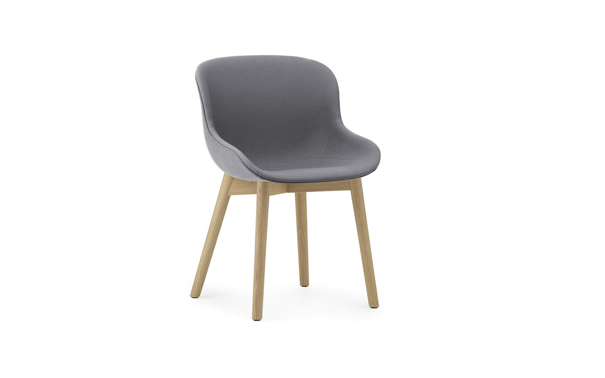 Hyg Stuhl von Normann Copenhagen mit vollgepolsterter Sitzschale, Bezug JA159 und Gestell aus lackierter Eiche.