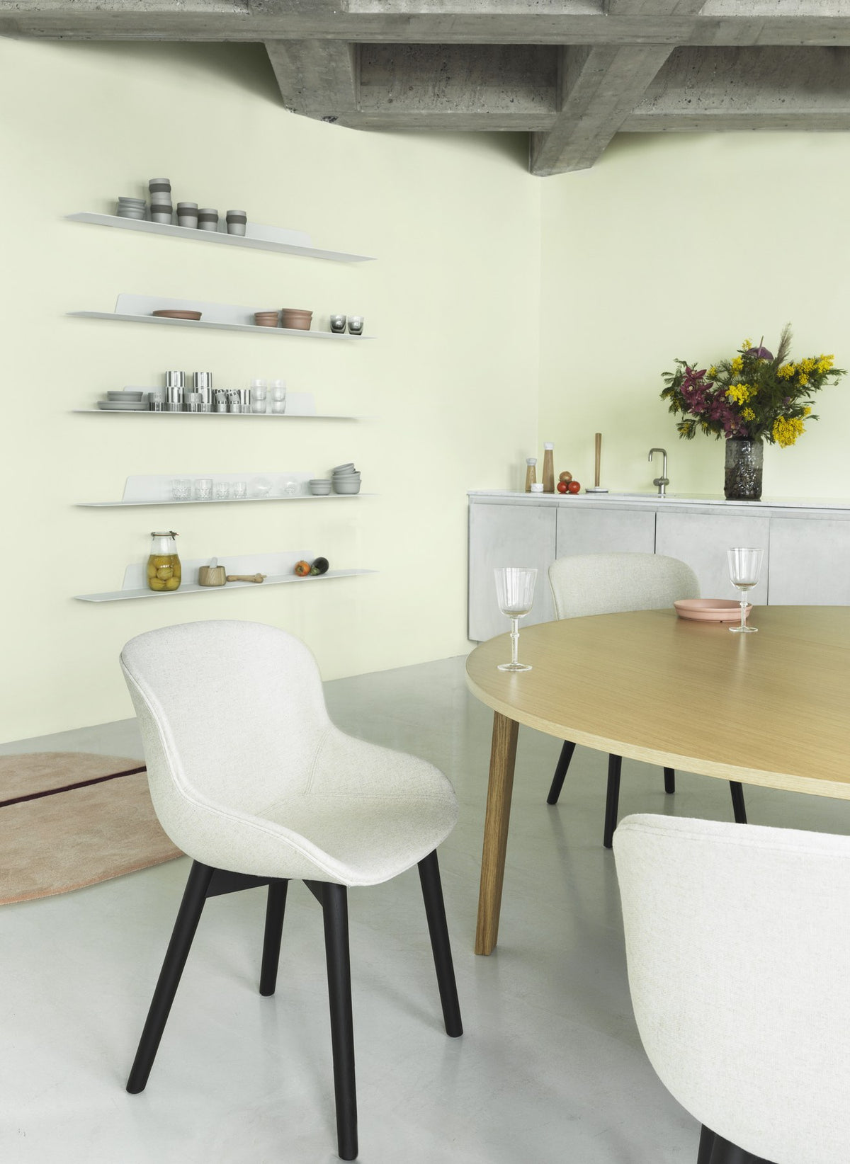 Hyg Stuhl von Normann Copenhagen mit vollgepolsterter Sitzschale, Bezug JA159 und Gestell aus lackierter Eiche.