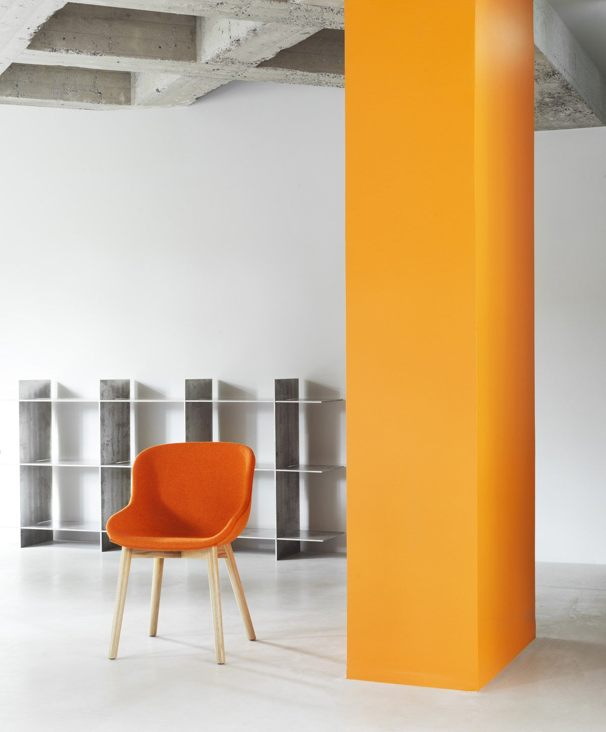 Vollgepolsterter Hyg Stuhl von Normann Copenhagen mit Sitzschale aus Polypropylen, Gewebebezug und Beinen aus bemalter, lackierter Eiche.