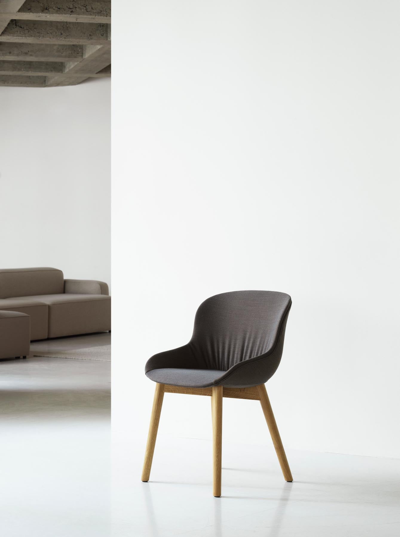 Entdecken Sie den Hyg Comfort Stuhl von Normann Copenhagen – ein stilvolles, vollpolstertes Möbelstück aus Eiche und Hallingdal-Stoff, das Komfort und skandinavisches Design vereint.