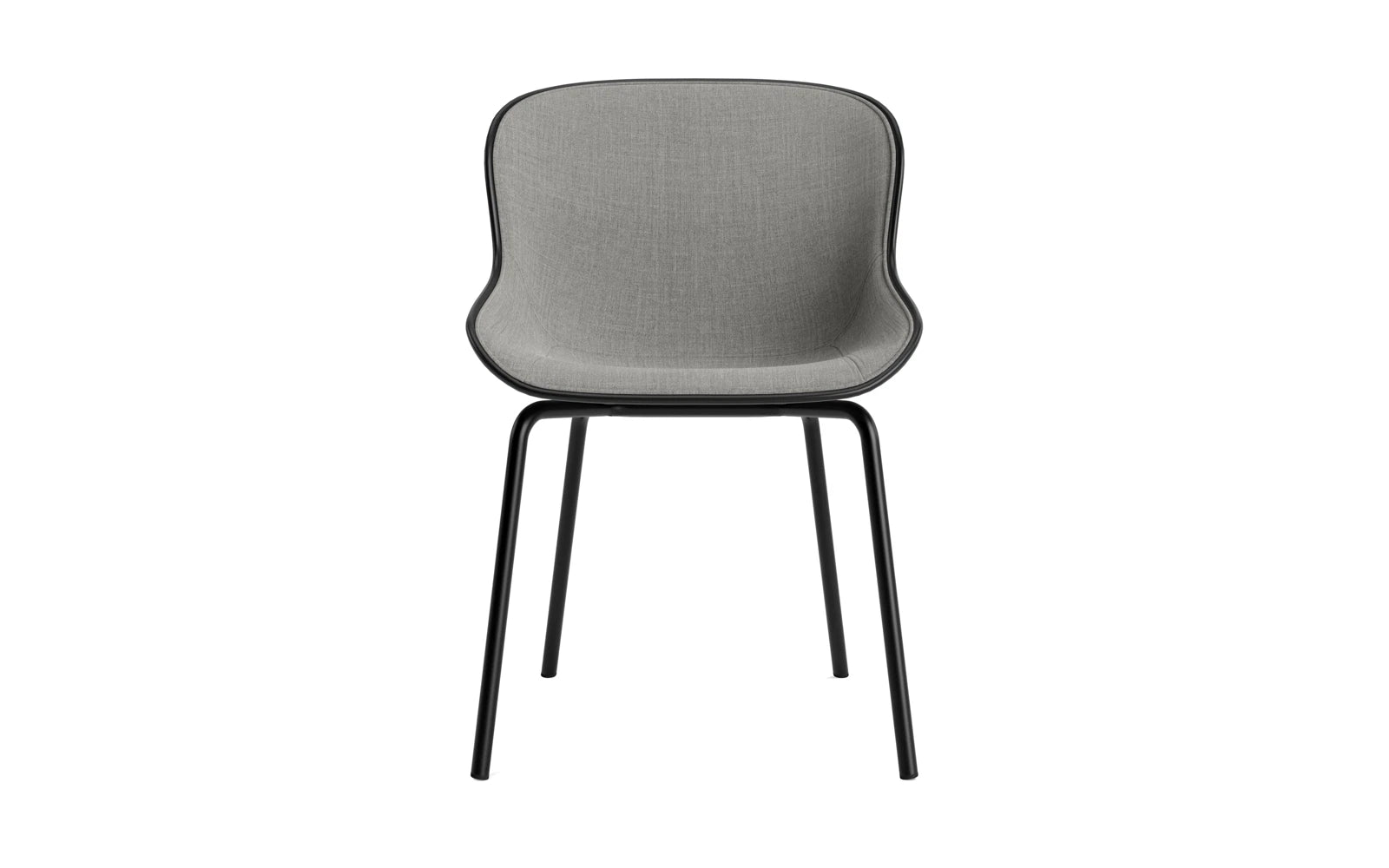Der Hyg Stuhl von Normann Copenhagen vereint Hygge-Gemütlichkeit mit elegantem Design. Schwarzes Frontpolster, sanfte Linien.