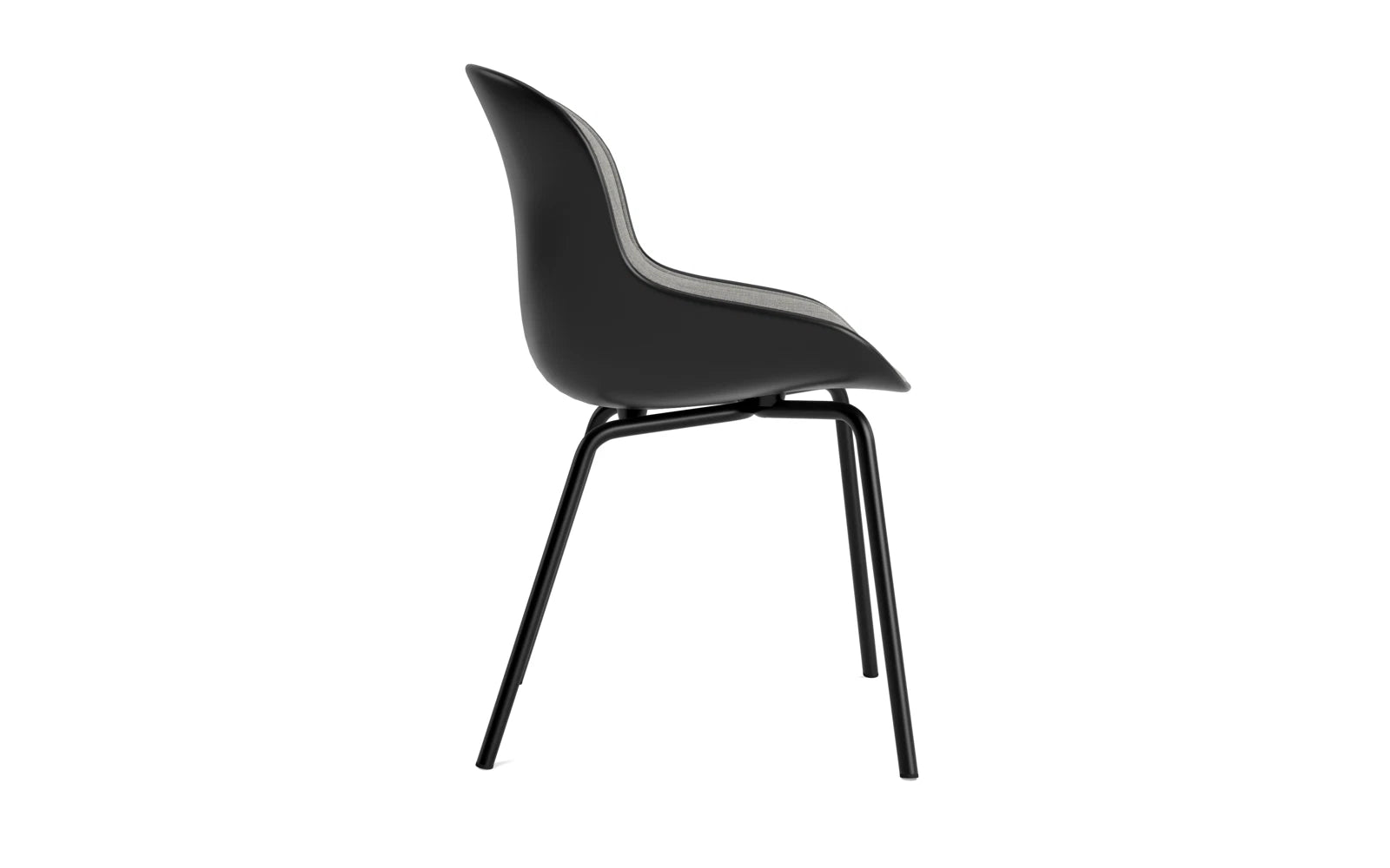 Der Hyg Stuhl von Normann Copenhagen vereint Hygge-Gemütlichkeit mit elegantem Design. Schwarzes Frontpolster, sanfte Linien.