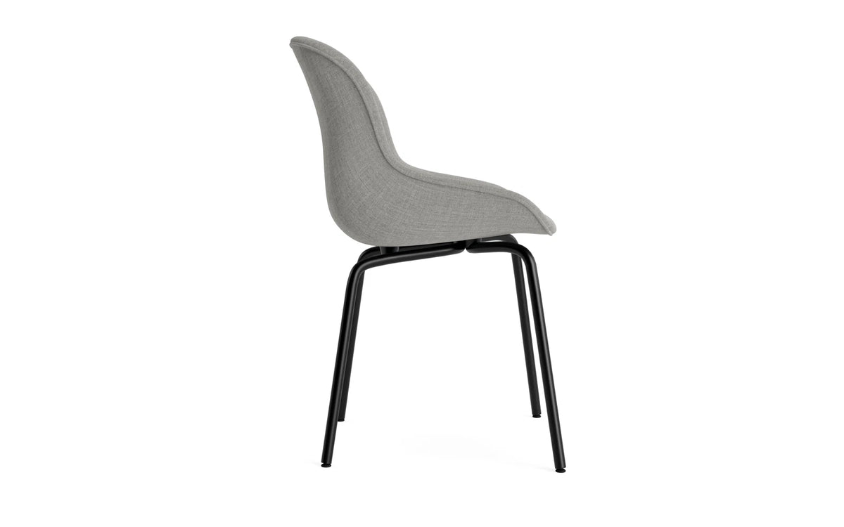 Hyg Stuhl gepolstert Schwarz stahl Remix in Remix 133 präsentiert im Onlineshop von KAQTU Design AG. Schalenstuhl ist von Normann Copenhagen
