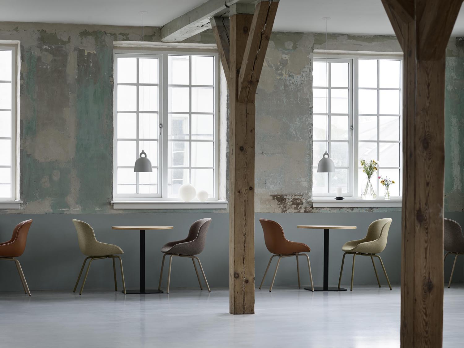 Der Hyg Stuhl von Normann Copenhagen vereint skandinavische Eleganz mit Komfort, inspiriert von Hygge, für ein gemütliches Wohnambiente.