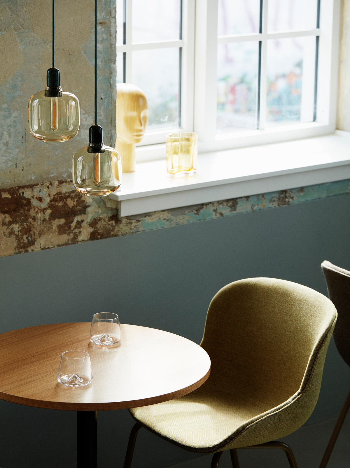 Hyg Stuhl Vollpolster Sand/Hallingdal in Hallingdal 110 präsentiert im Onlineshop von KAQTU Design AG. Stuhl ist von Normann Copenhagen