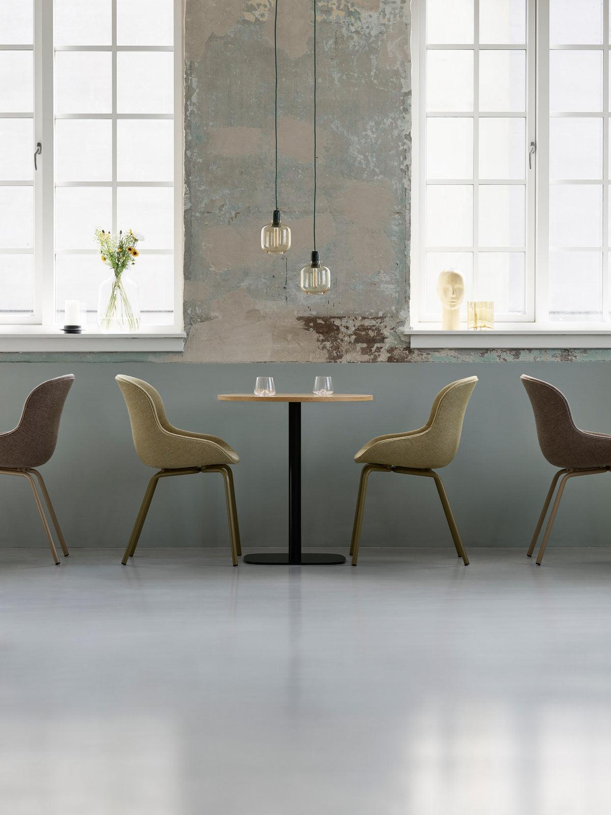Hyg Stuhl Vollpolster Sand/Hallingdal in Hallingdal 110 präsentiert im Onlineshop von KAQTU Design AG. Stuhl ist von Normann Copenhagen