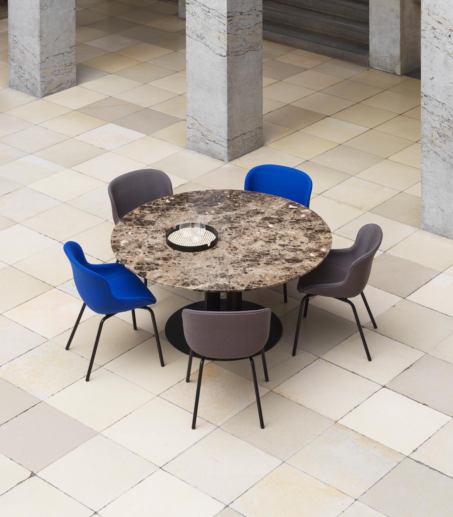Entdecken Sie den Hyg Comfort Stuhl in strahlendem Weiß von Normann Copenhagen – ein stilvolles Möbelstück, das Komfort und skandinavische Eleganz vereint.