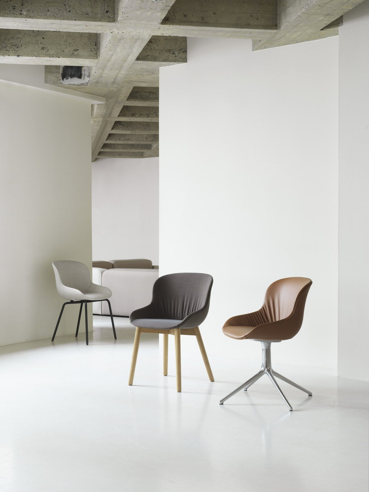 Hyg Comfort Stuhl von Normann Copenhagen in Blau, vollpolstert, Schale aus Polypropylen mit PU-Schaum, Beine aus pulverbeschichtetem Stahl.