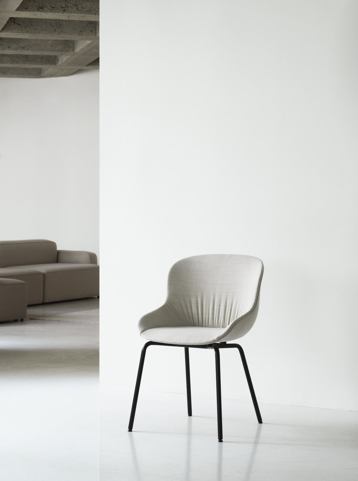 Hyg Comfort Stuhl von Normann Copenhagen in Blau, vollpolstert, Schale aus Polypropylen mit PU-Schaum, Beine aus pulverbeschichtetem Stahl.