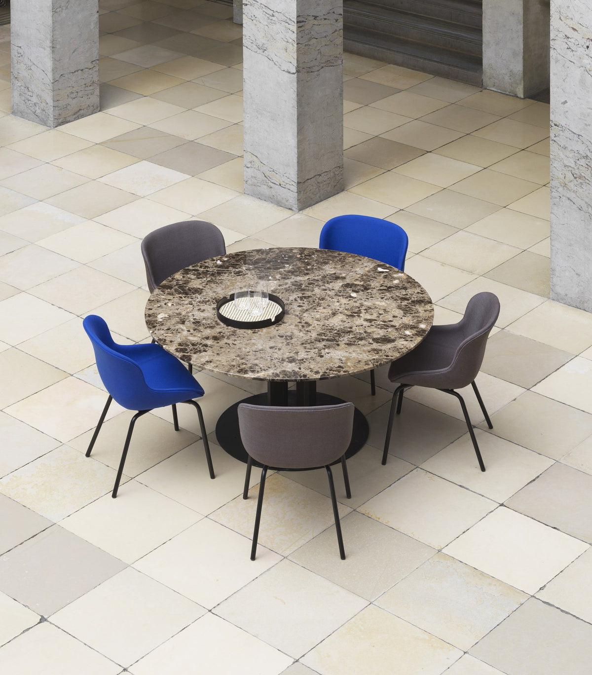 Hyg Comfort Stuhl von Normann Copenhagen in Blau, vollpolstert, Schale aus Polypropylen mit PU-Schaum, Beine aus pulverbeschichtetem Stahl.