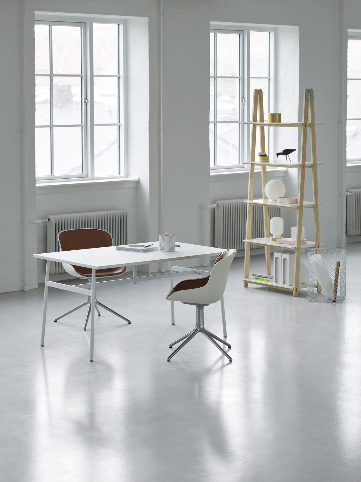 Hyg Drehstuhl 4B Frontpolster von Normann Copenhagen in Braun: geformte Schale aus Polypropylen mit gepolsterter Front auf Stahlgestell.