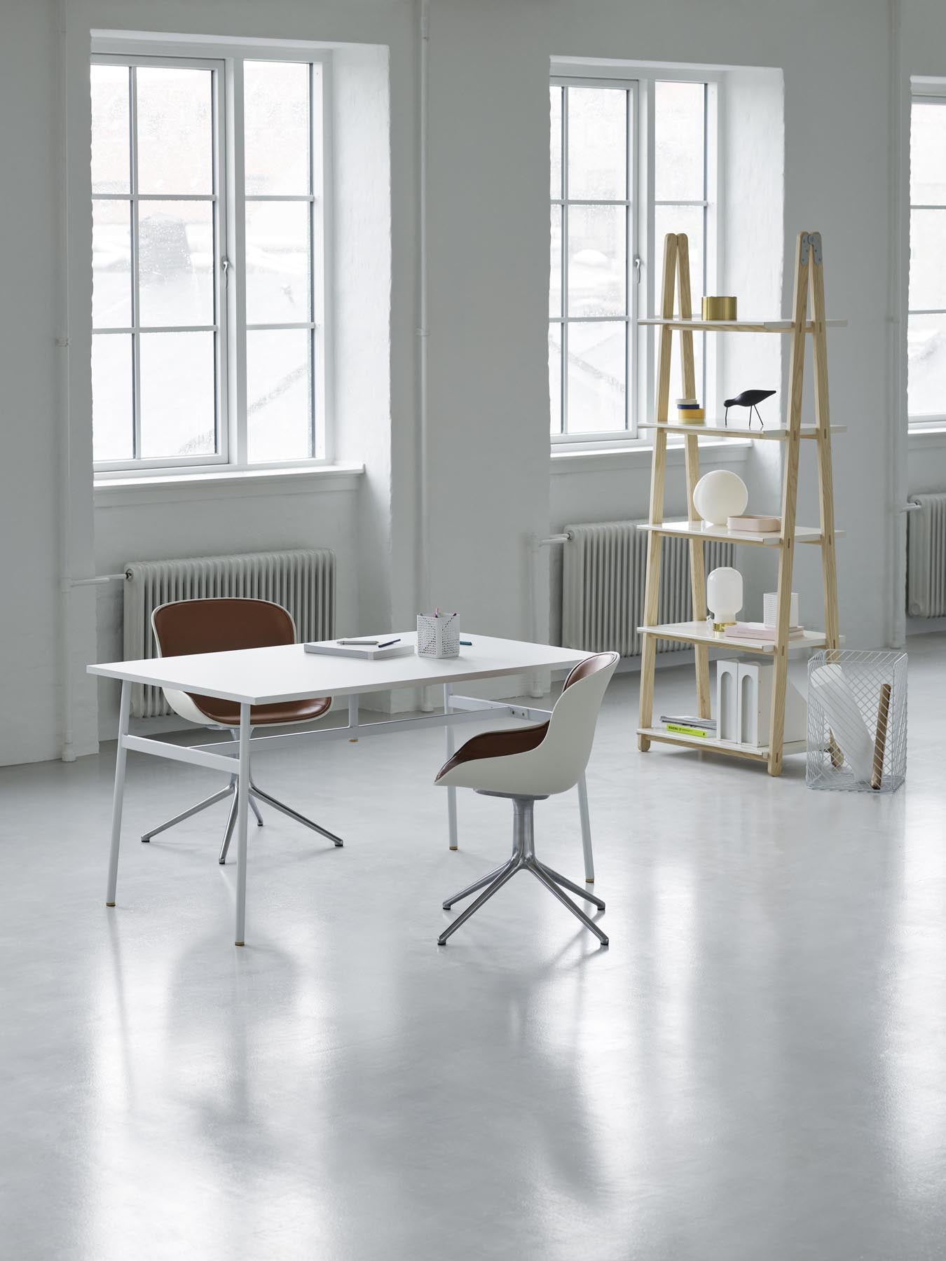 Der Hyg Drehsessel in Olive von Normann Copenhagen vereint Hygge-Gemütlichkeit mit elegantem Design. Perfekt für stilvolle Entspannung.