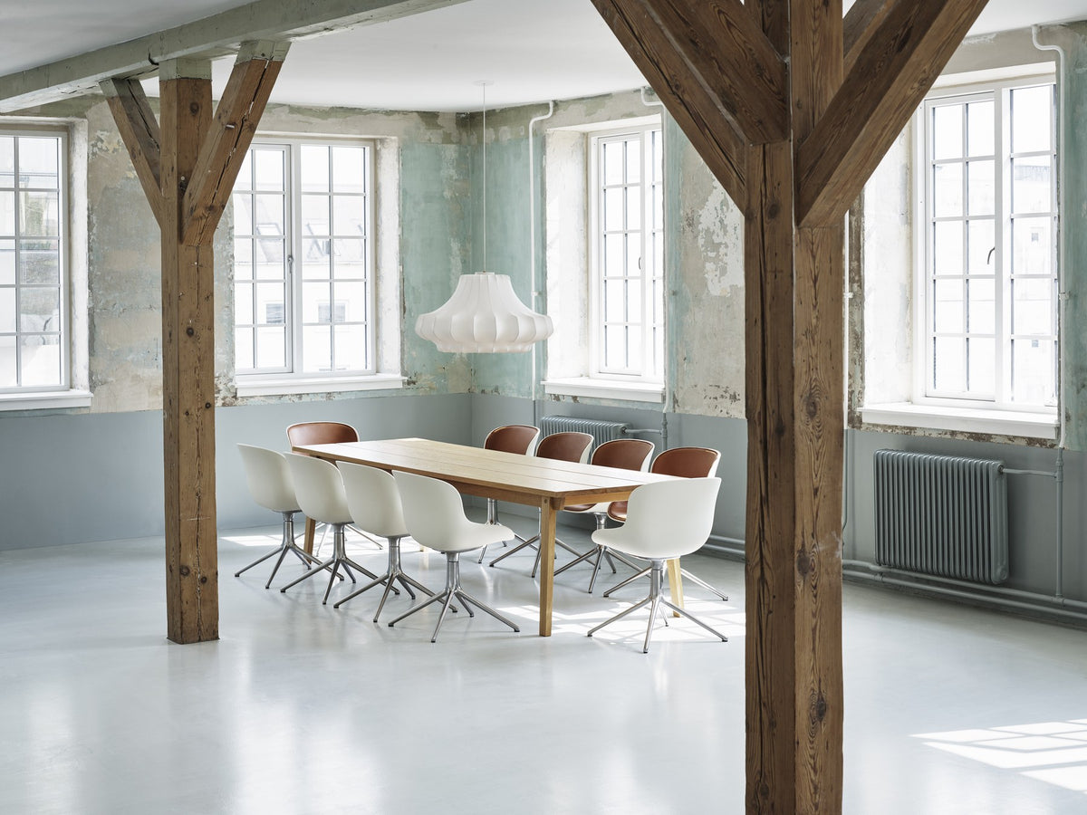 Braun gepolsterter Drehsessel Hyg von Normann Copenhagen mit Rollen, Schale aus Polypropylen, organische Rundform, auf Stahlgestell.