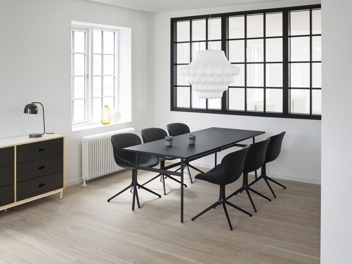 Braun gepolsterter Drehsessel Hyg von Normann Copenhagen mit Rollen, Schale aus Polypropylen, organische Rundform, auf Stahlgestell.
